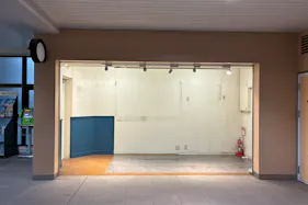 【Wing Kitchen京急鶴見】京急鶴見駅改札外区画(3坪)