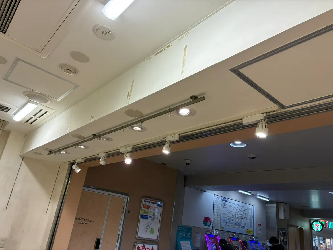 【Wing Kitchen京急鶴見】京急鶴見駅改札外区画（３坪）