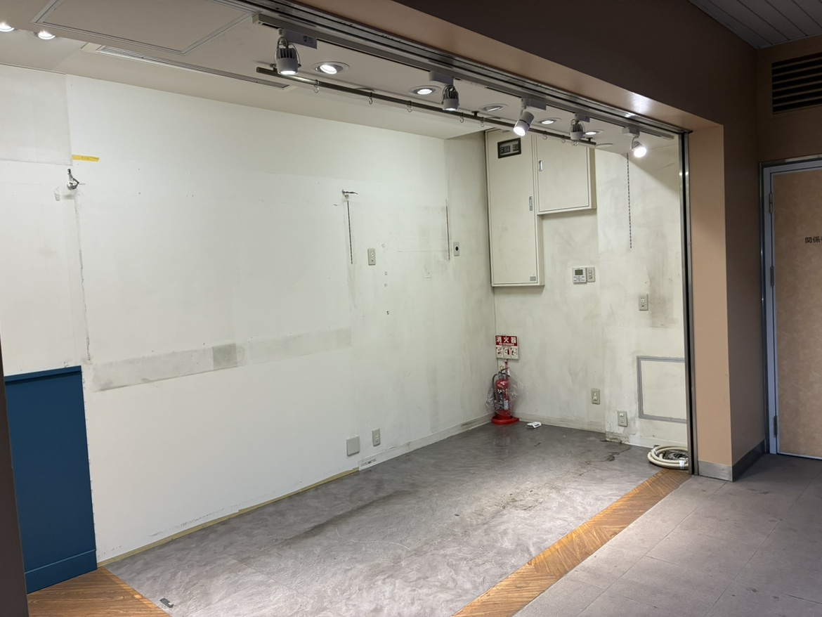 【Wing Kitchen京急鶴見】京急鶴見駅改札外区画（３坪）