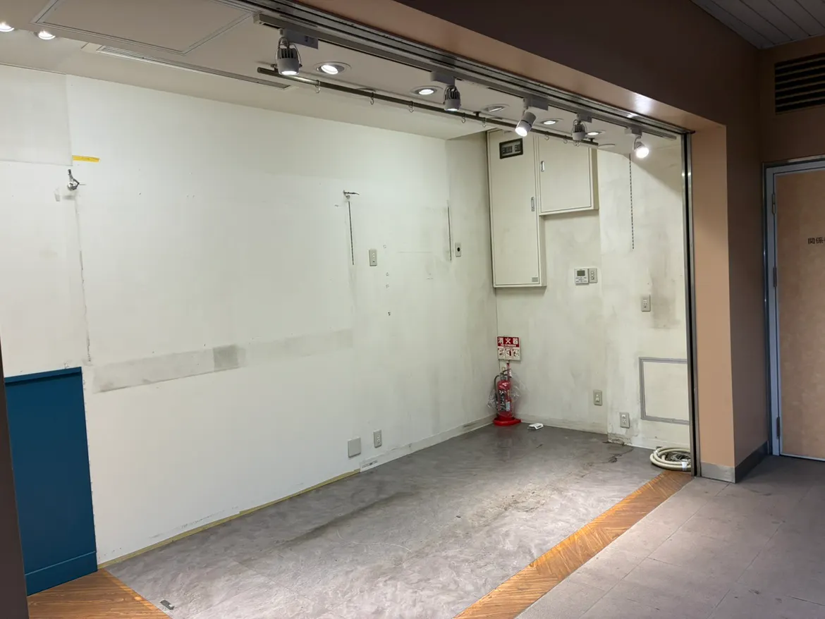 【Wing Kitchen京急鶴見】京急鶴見駅改札外区画（３坪）