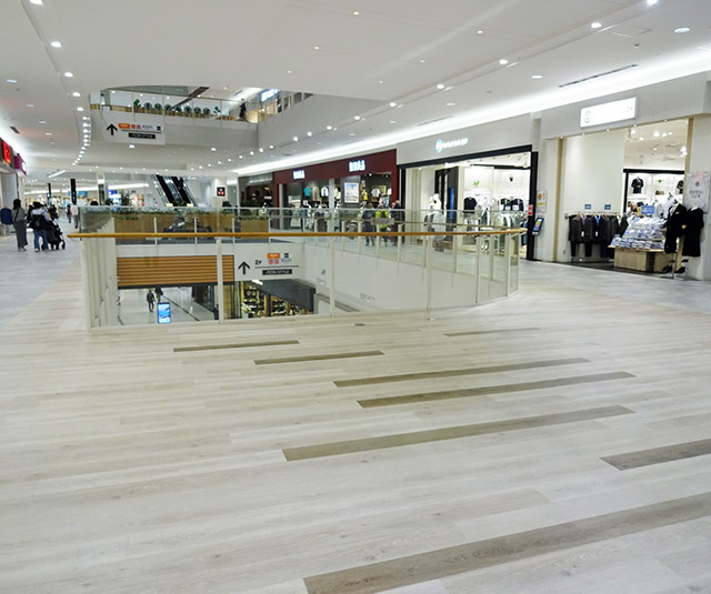 イオンモール草津】2Fタカキュー前（イオンスタイル側） - ショップ