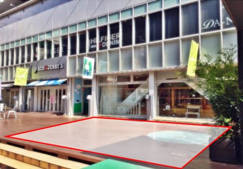 通りより高くなったデッキ(奥⾏ 約6.2m × 間口 約8.0m)