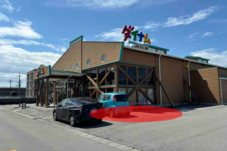 【ダイナム西那須野店】キッチンカー出店やプロモーションイベントに最適なアミューズメント施設のイベントスペース(店舗正面右)