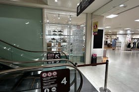 【北千住マルイ】4階 カレンダリウムD09【物販・PRイベント】エスカレーターと隣接(下り側)、ファッション・雑貨ブランドに囲まれた区画