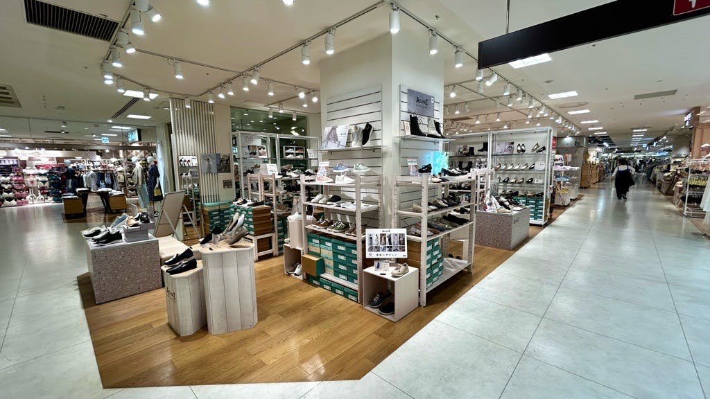 【北千住マルイ】4階　カレンダリウムD09【物販・PRイベント】エスカレーターと隣接（下り側）、ファッション・雑貨ブランドに囲まれた区画の画像