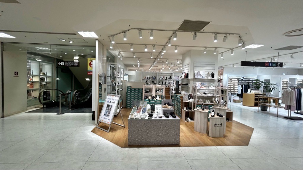 【北千住マルイ】4階　カレンダリウムD09【物販・PRイベント】エスカレーターと隣接（下り側）、ファッション・雑貨ブランドに囲まれた区画