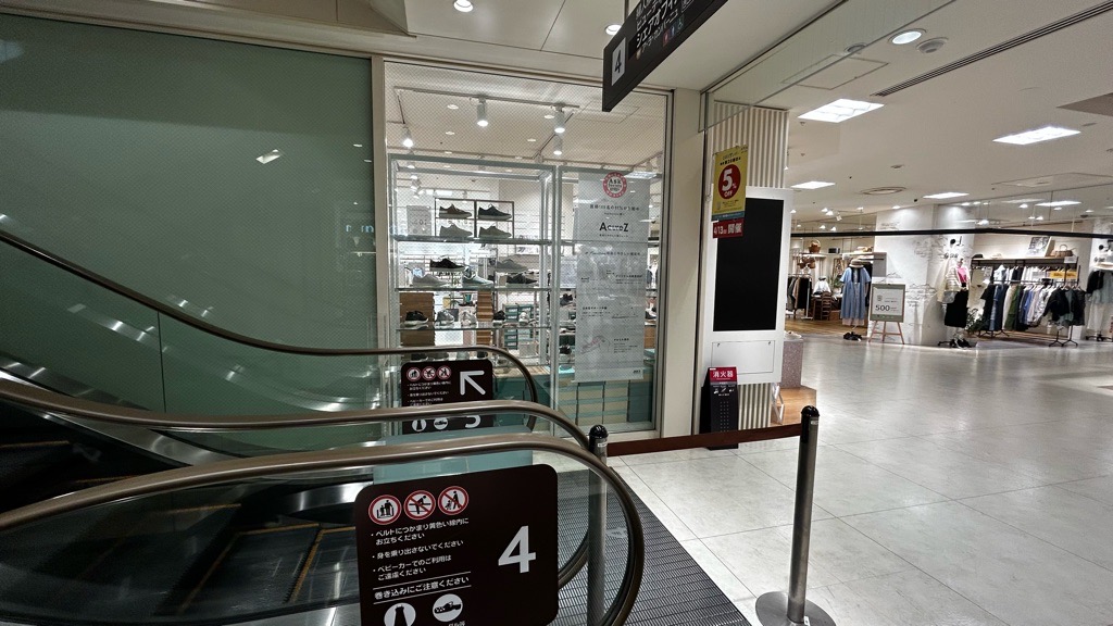 【北千住マルイ】4階　カレンダリウムD09【物販・PRイベント】エスカレーターと隣接（下り側）、ファッション・雑貨ブランドに囲まれた区画