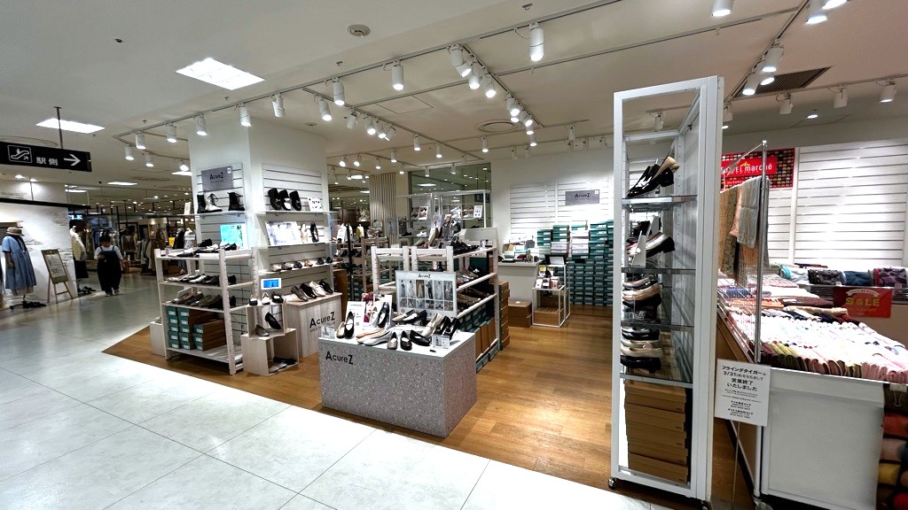 【北千住マルイ】4階　カレンダリウムD09【物販・PRイベント】エスカレーターと隣接（下り側）、ファッション・雑貨ブランドに囲まれた区画