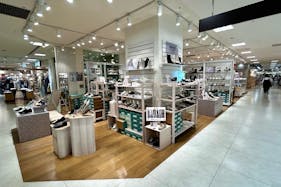 【北千住マルイ】4階 カレンダリウムD09【物販・PRイベント】エスカレーターと隣接(下り側)、ファッション・雑貨ブランドに囲まれた区画