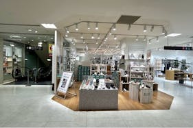 【北千住マルイ】4階 カレンダリウムD09【物販・PRイベント】エスカレーターと隣接(下り側)、ファッション・雑貨ブランドに囲まれた区画