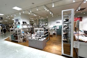 【北千住マルイ】4階 カレンダリウムD09【物販・PRイベント】エスカレーターと隣接(下り側)、ファッション・雑貨ブランドに囲まれた区画