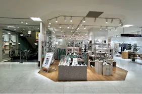 【北千住マルイ】4階 カレンダリウムD09【物販・PRイベント】エスカレーターと隣接(下り側)、ファッション・雑貨ブランドに囲まれた区画