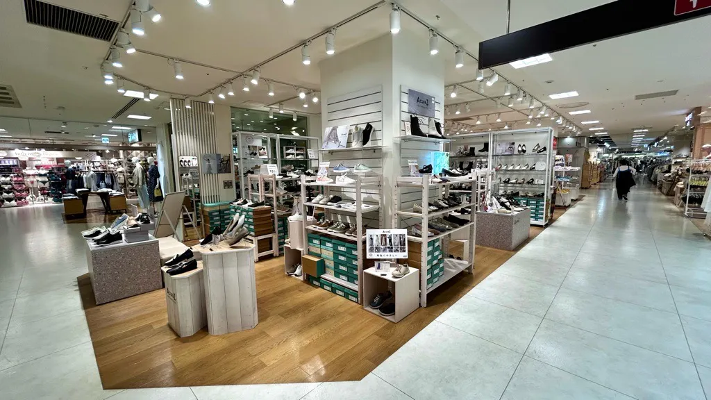 【北千住マルイ】4階　カレンダリウムD09【物販・PRイベント】エスカレーターと隣接（下り側）、ファッション・雑貨ブランドに囲まれた区画