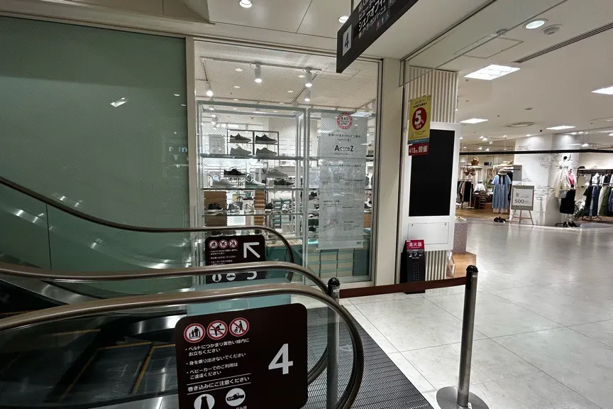 【北千住マルイ】4階 カレンダリウムD09【物販・PRイベント】エスカレーターと隣接(下り側)、ファッション・雑貨ブランドに囲まれた区画