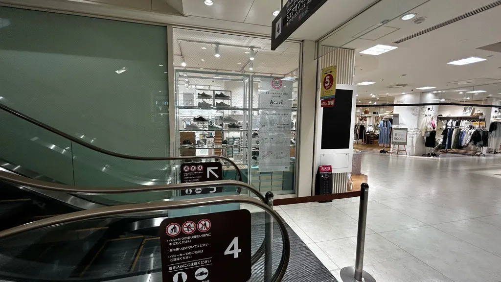 【北千住マルイ】4階　カレンダリウムD09【物販・PRイベント】エスカレーターと隣接（下り側）、ファッション・雑貨ブランドに囲まれた区画