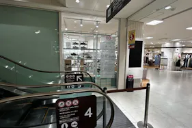 【北千住マルイ】4階 カレンダリウムD09【物販・PRイベント】エスカレーターと隣接(下り側)、ファッション・雑貨ブランドに囲まれた区画