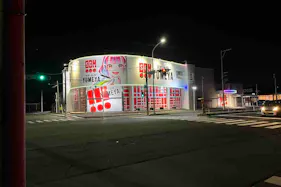 【スロットクラブ夢屋石堂店】キッチンカーやプロモーション等に最適なアミューズメント施設のイベントスペース