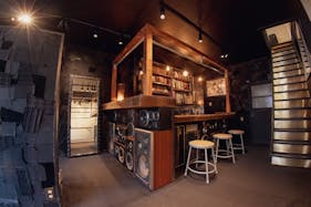 【祐天寺駅9分】ポップアップストアや展示会に適した黒を基調としたレンタルスペース