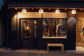 【祐天寺駅9分】ポップアップストアや展示会に適した黒を基調としたレンタルスペース