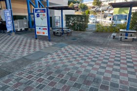 【ミスターマックス 大牟田店】休憩所ベンチ前 販促プロモーションや物販用途に最適な総合ディスカウントストアの催事イベントスペース