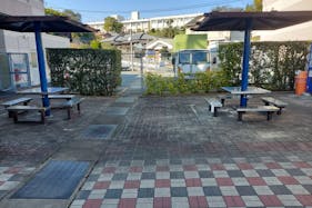 【ミスターマックス 大牟田店】休憩所ベンチ前 販促プロモーションや物販用途に最適な総合ディスカウントストアの催事イベントスペース