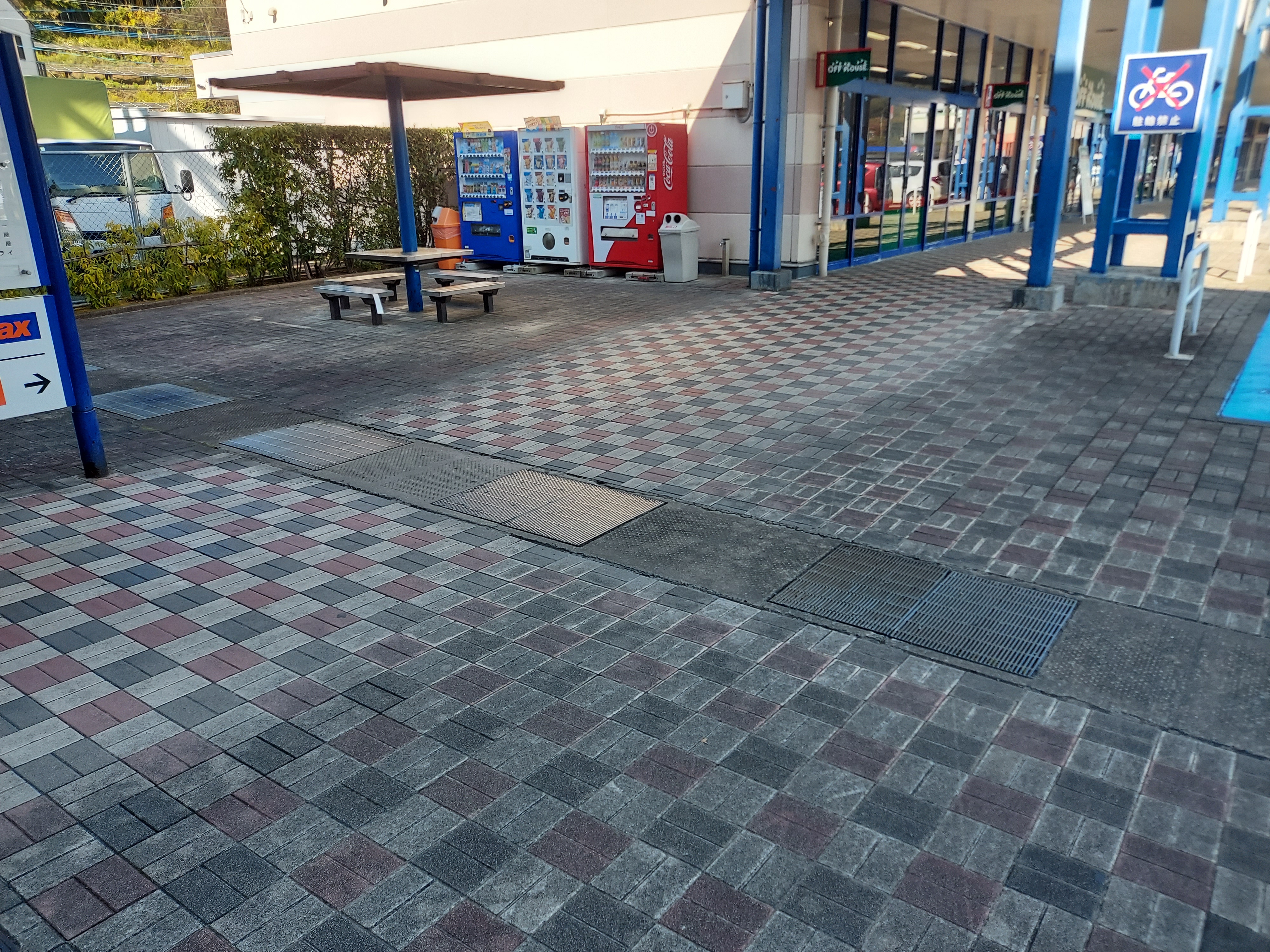 【ミスターマックス 大牟田店】休憩所ベンチ前 販促プロモーションや物販用途に最適な総合ディスカウントストアの催事イベントスペース