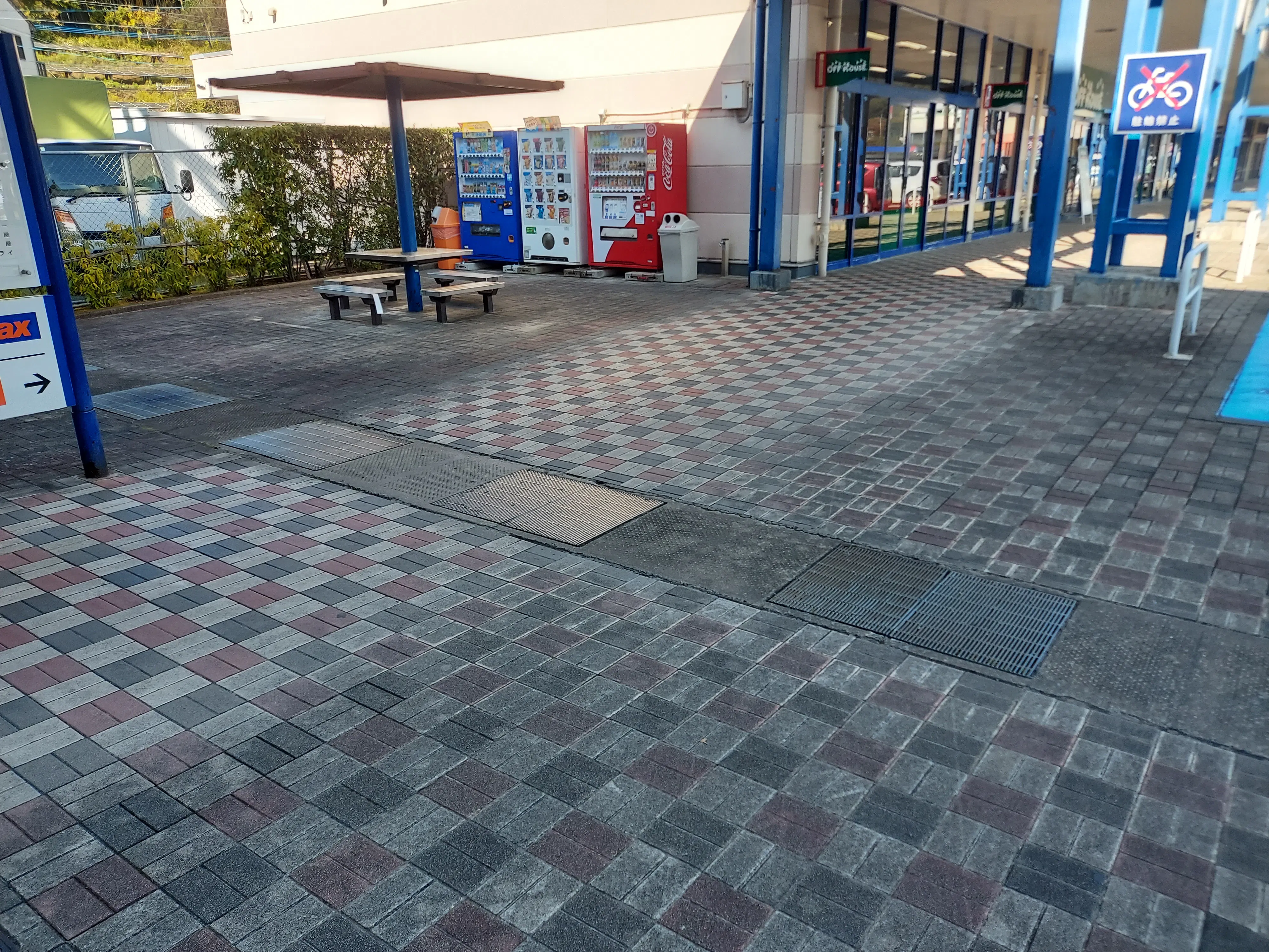 【ミスターマックス 大牟田店】休憩所ベンチ前 販促プロモーションや物販用途に最適な総合ディスカウントストアの催事イベントスペース