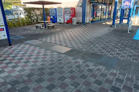 【ミスターマックス 大牟田店】休憩所ベンチ前 販促プロモーションや物販用途に最適な総合ディスカウントストアの催事イベントスペース