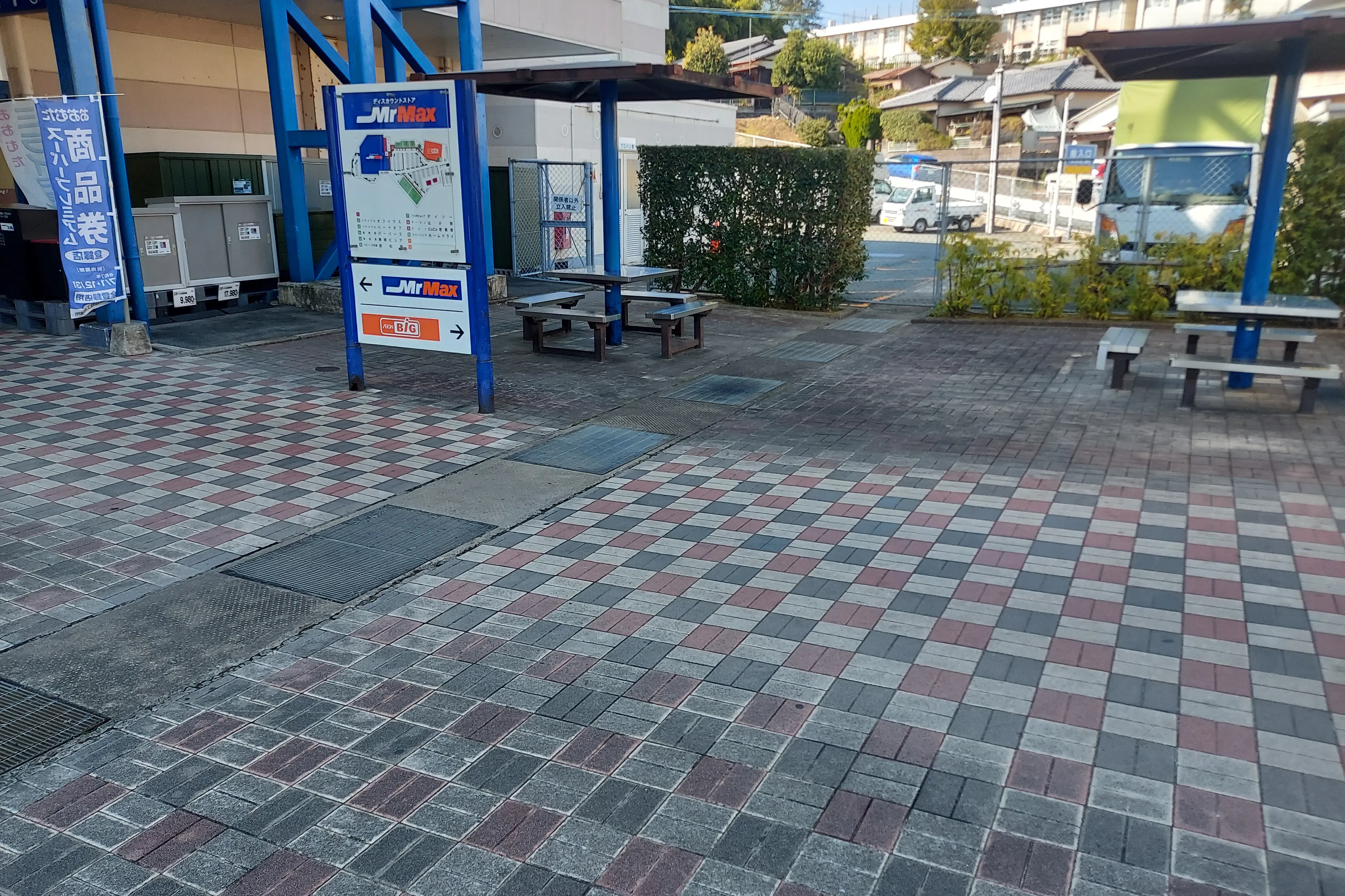 【ミスターマックス 大牟田店】休憩所ベンチ前 販促プロモーションや物販用途に最適な総合ディスカウントストアの催事イベントスペース