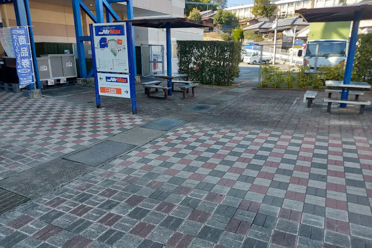【ミスターマックス 大牟田店】休憩所ベンチ前 販促プロモーションや物販用途に最適な総合ディスカウントストアの催事イベントスペースの画像1