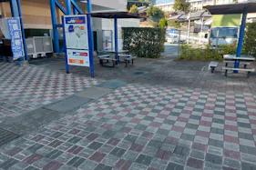 【ミスターマックス 大牟田店】休憩所ベンチ前 販促プロモーションや物販用途に最適な総合ディスカウントストアの催事イベントスペース