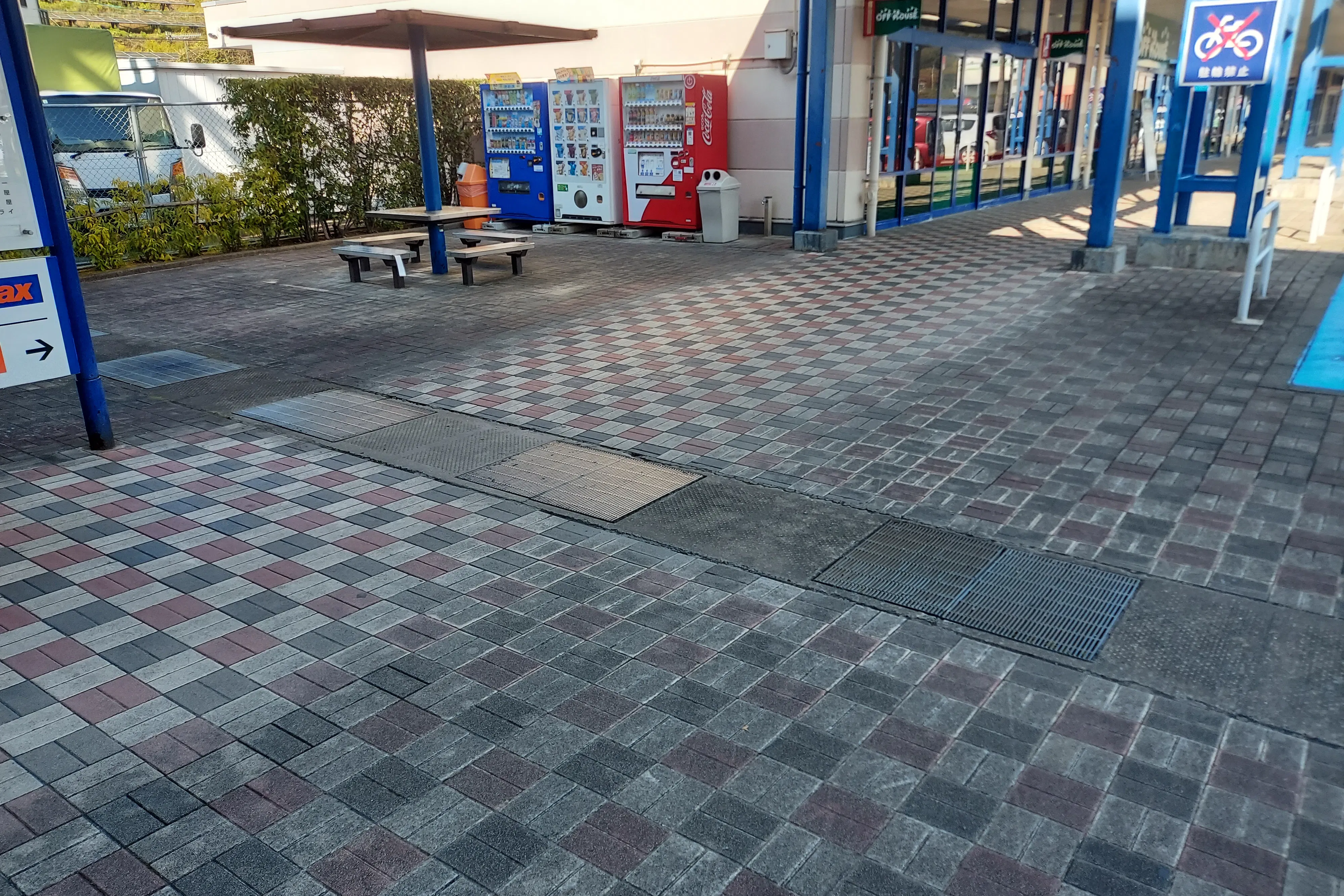 【ミスターマックス 大牟田店】休憩所ベンチ前 販促プロモーションや物販用途に最適な総合ディスカウントストアの催事イベントスペース