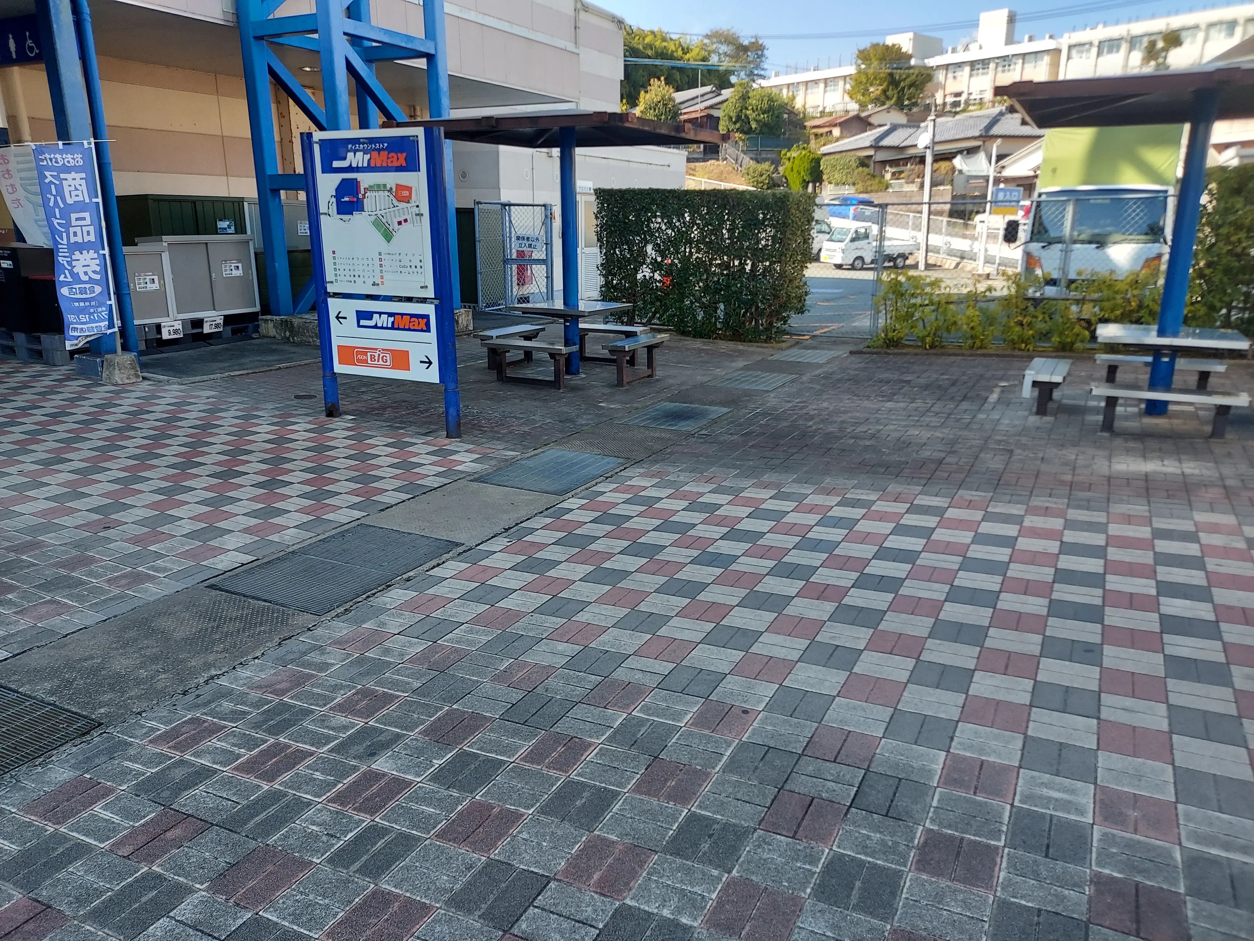 【ミスターマックス 大牟田店】休憩所ベンチ前 販促プロモーションや物販用途に最適な総合ディスカウントストアの催事イベントスペース