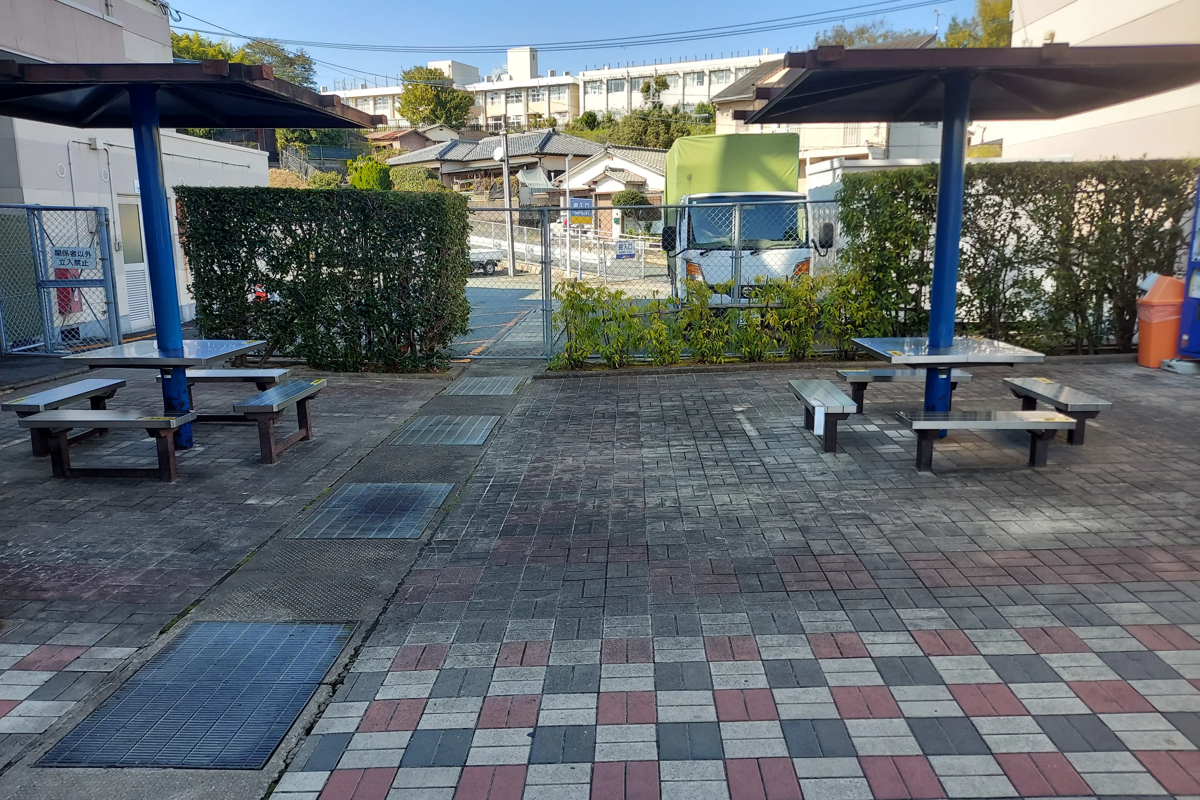 【ミスターマックス 大牟田店】休憩所ベンチ前 販促プロモーションや物販用途に最適な総合ディスカウントストアの催事イベントスペース