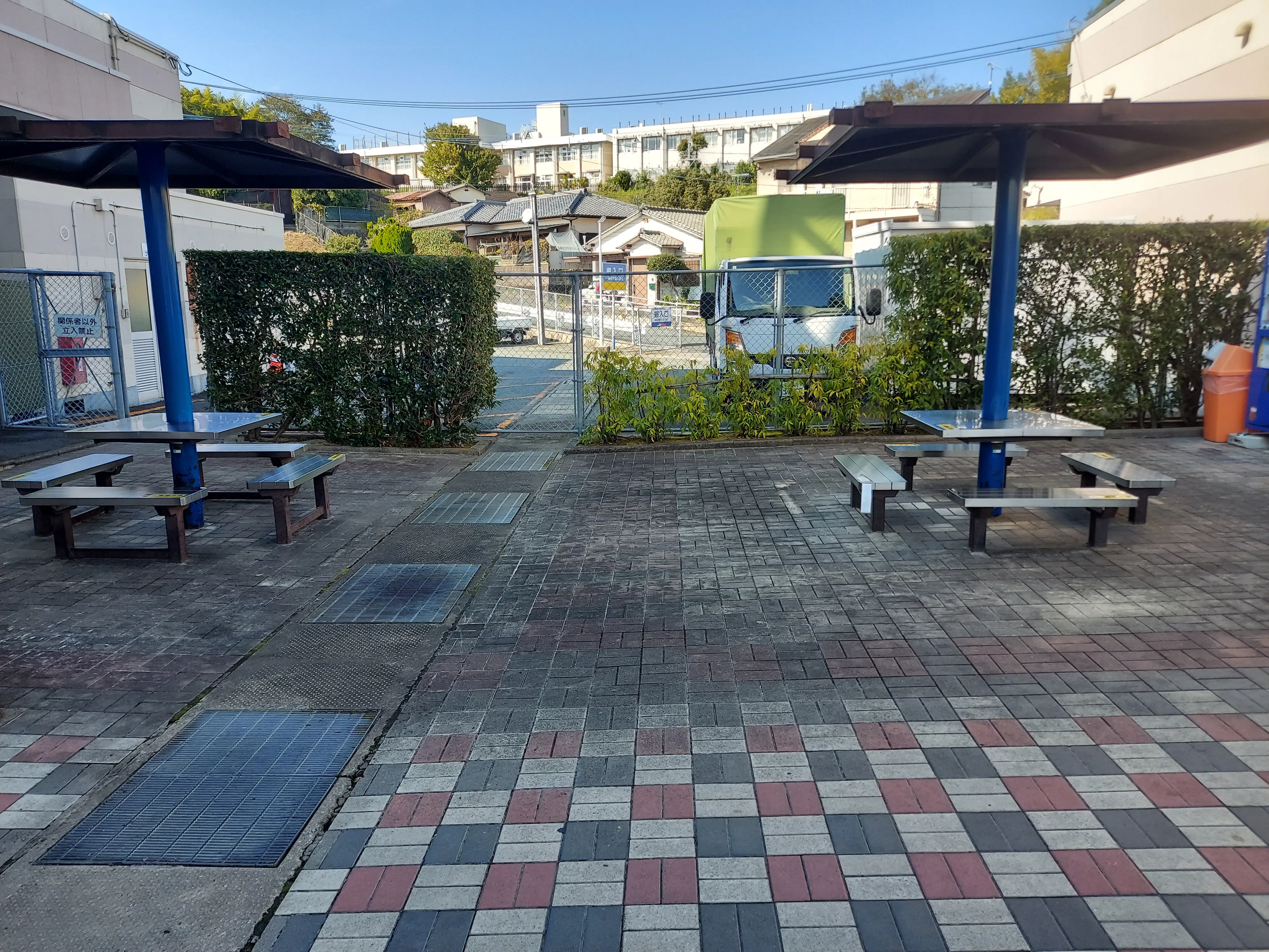 【ミスターマックス 大牟田店】休憩所ベンチ前 物販用途に最適な総合ディスカウントストアの催事イベントスペース