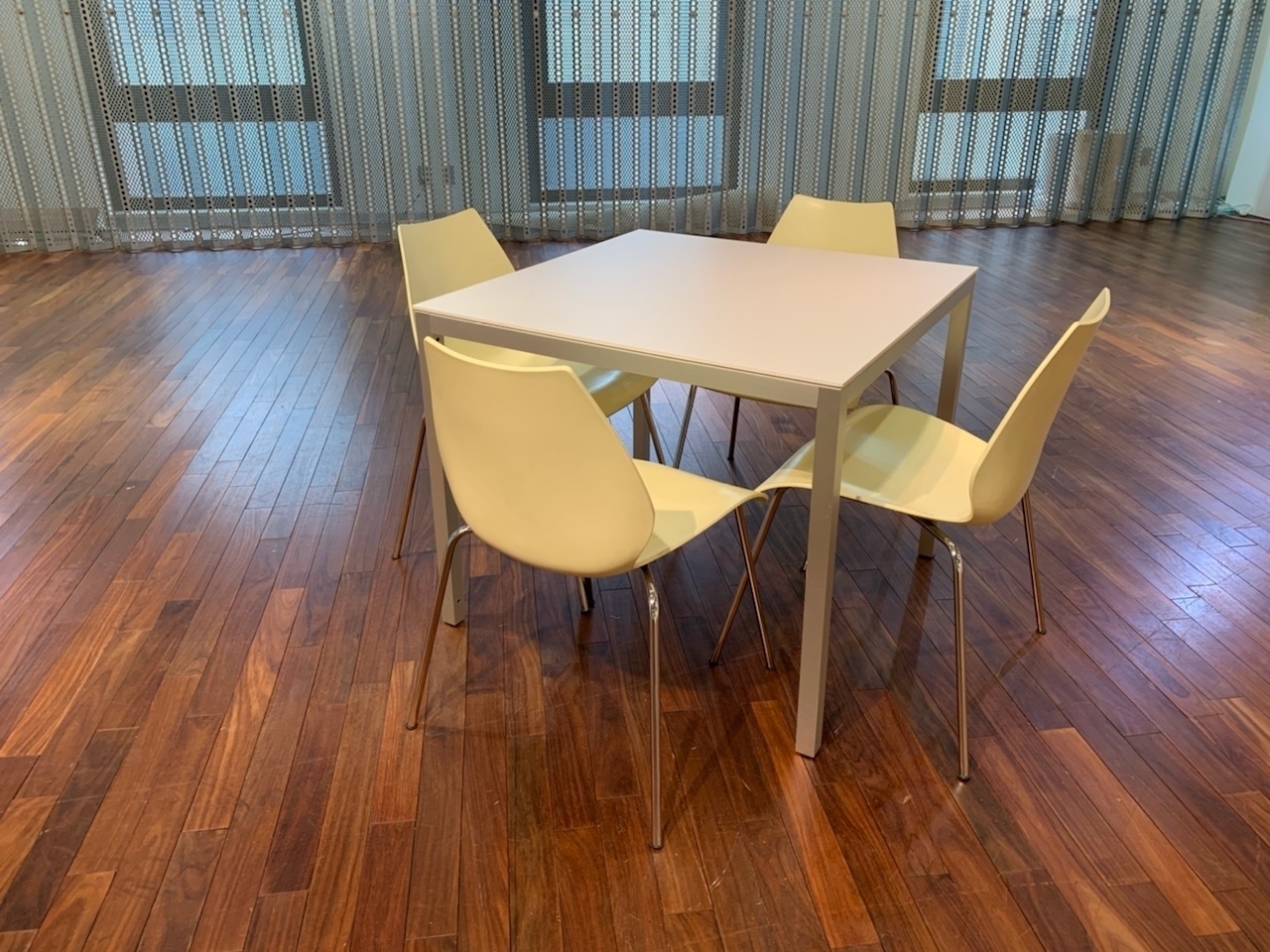 テーブル、椅子付きで、支払いスペースとしてご利用いただけます。