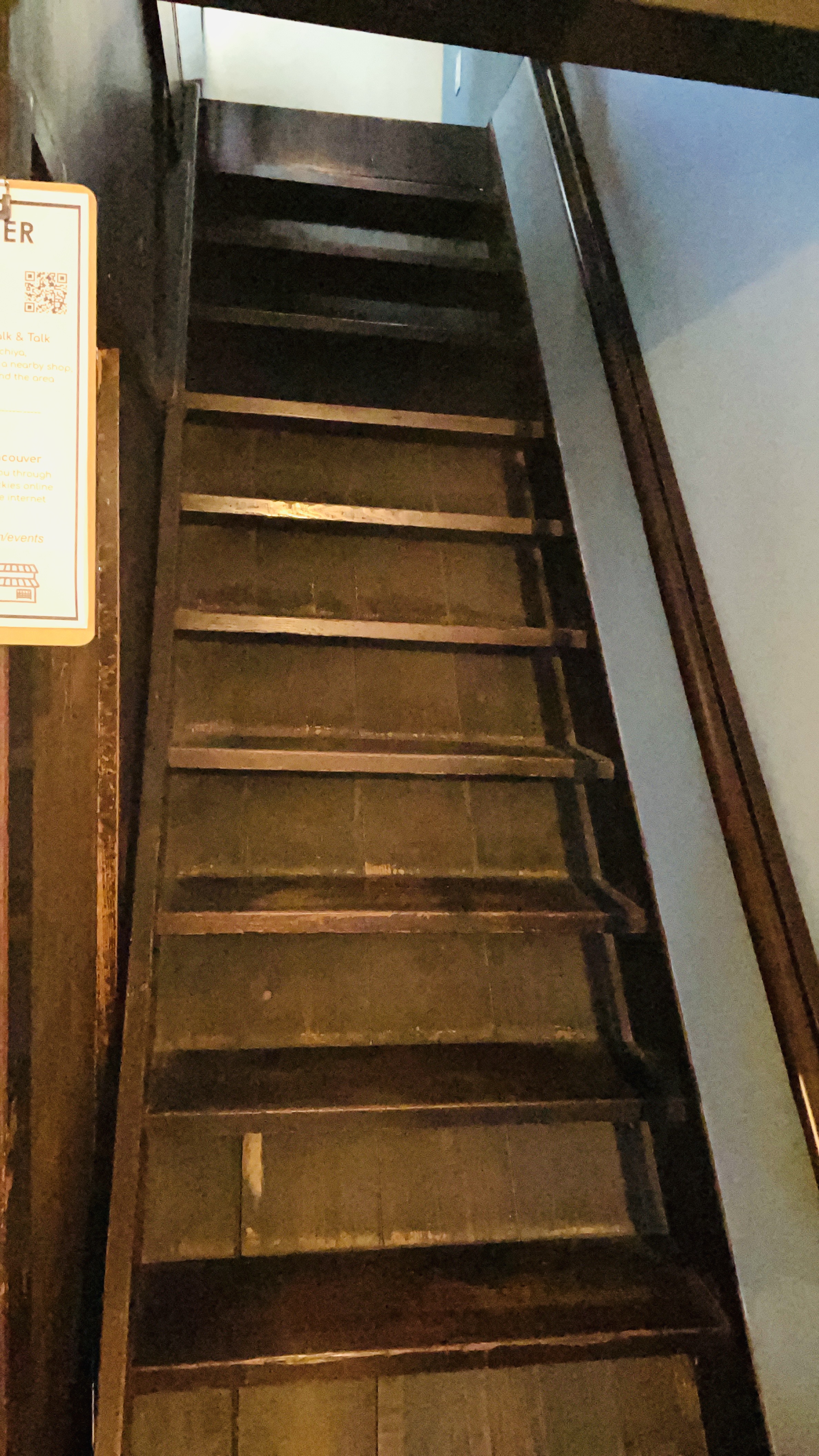 ２階への階段は少し急です。手摺有り