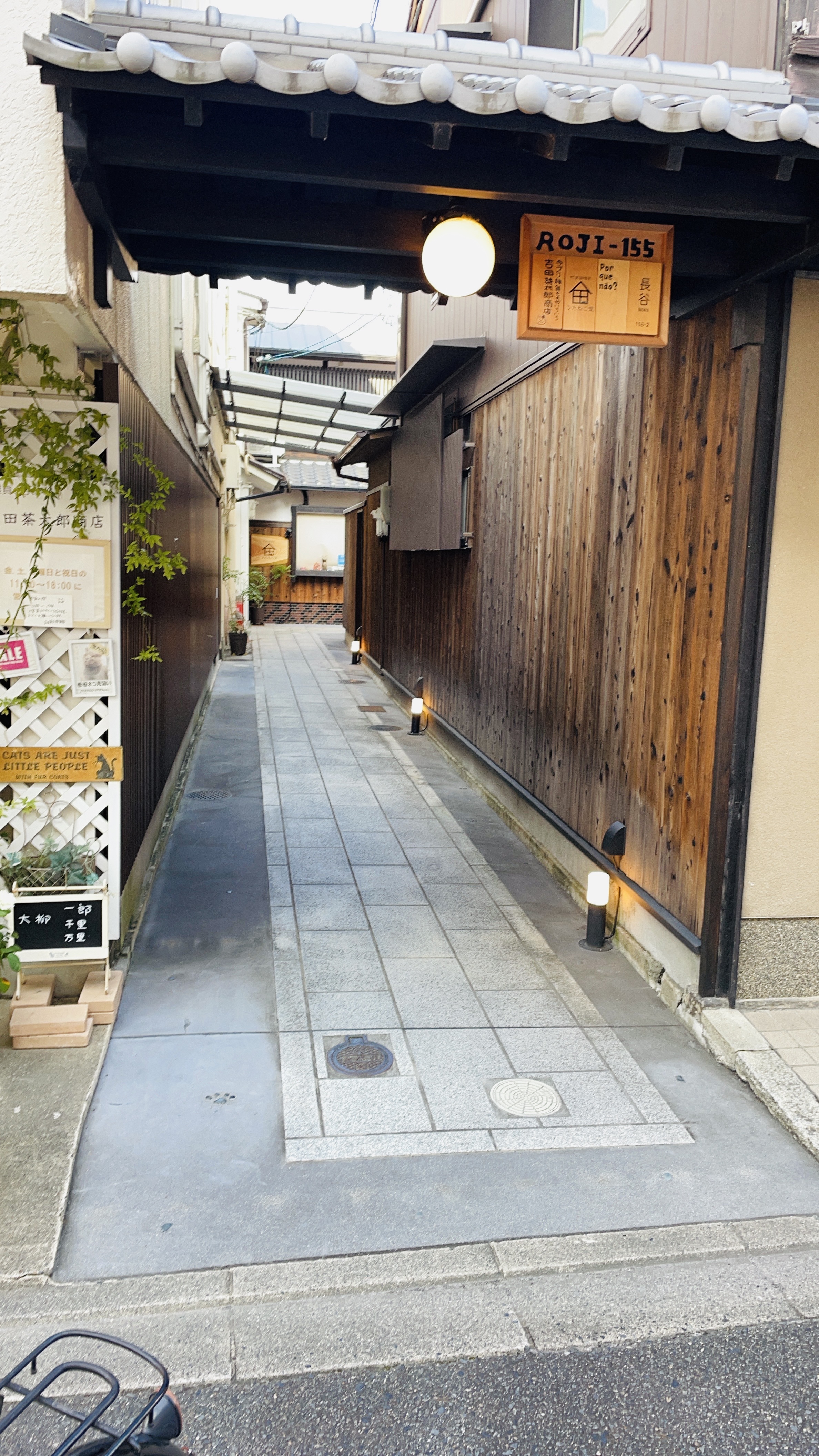 この路地の奥です