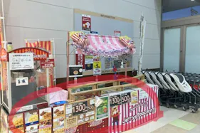 【ベイシア 野田さくらの里店】エスカレーター前スペース 販促プロモーションに最適なスーパー店内催事イベントスペース