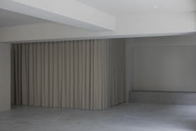 【祐天寺駅5分/1F】アパレル展示会に最適な明るいトーンのスムースモルタルの床と淡いグレーの壁のモダンな中に温かみのある撮影スタジオ