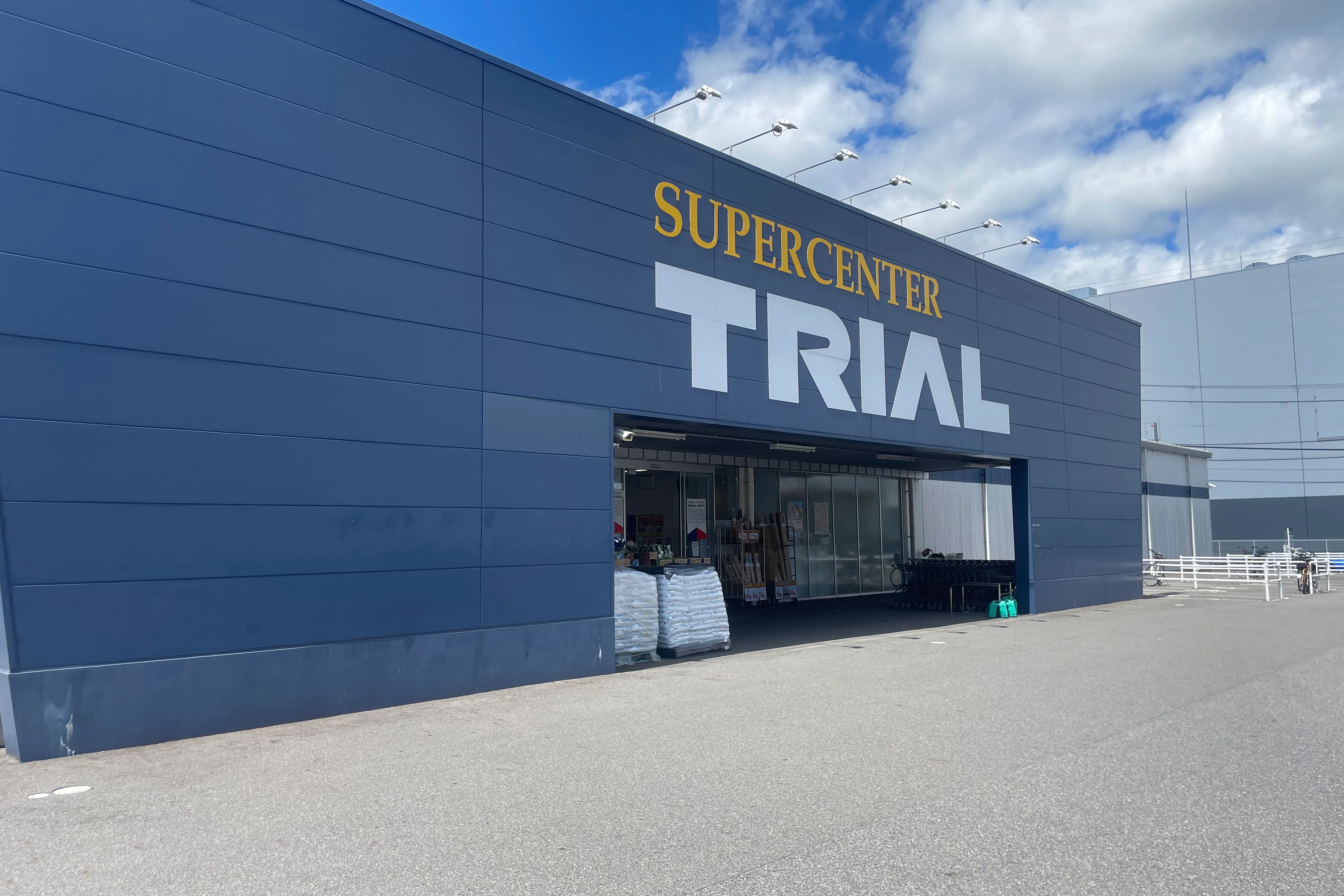 【スーパーセンタートライアル湖南店】キッチンカー(調理営業)出店限定/屋外スペース