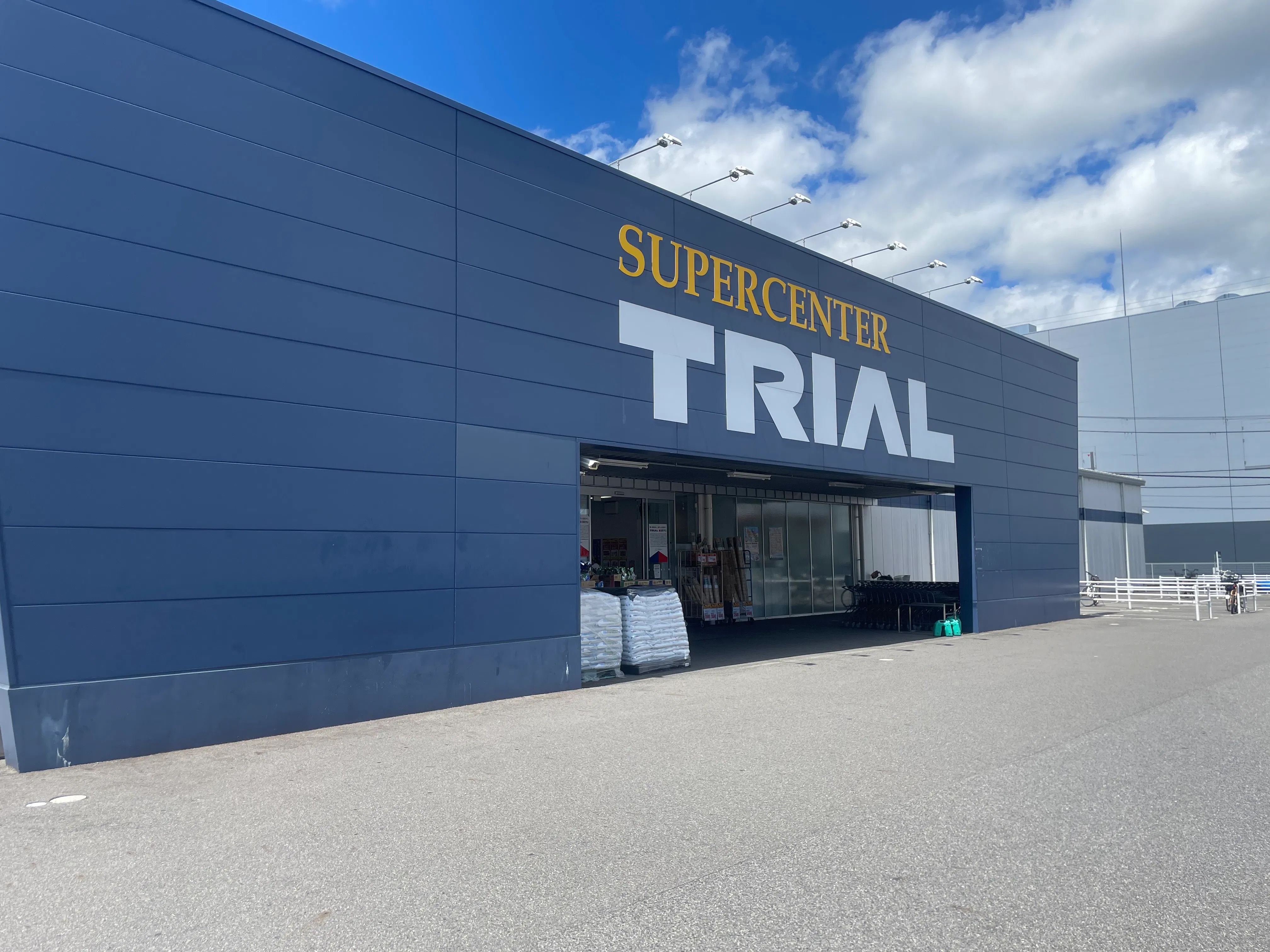 【スーパーセンタートライアル湖南店】キッチンカー(調理営業)出店限定/屋外スペース