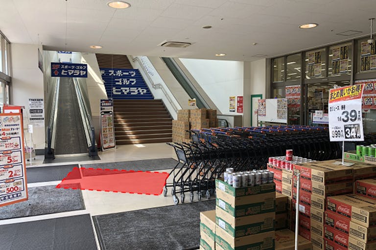 【ミスターマックス 岡山西店】風除室 販促プロモーションや物販用途に最適な総合ディスカウントストアの催事イベントスペースの画像1