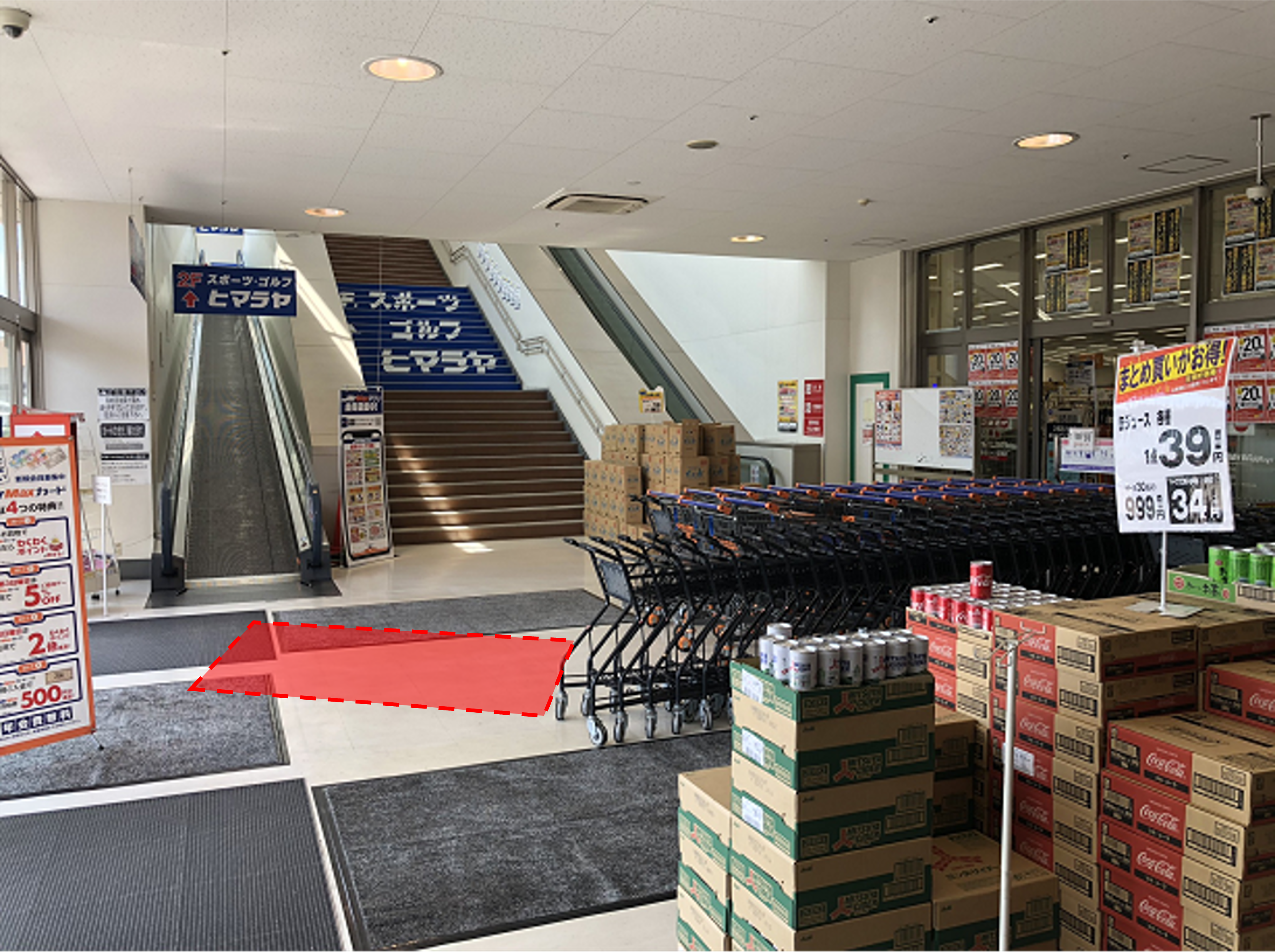 【ミスターマックス 岡山西店】風除室 販促プロモーションや物販用途に最適な総合ディスカウントストアの催事イベントスペース