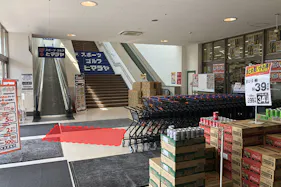 【ミスターマックス 岡山西店】風除室 販促プロモーションや物販用途に最適な総合ディスカウントストアの催事イベントスペース