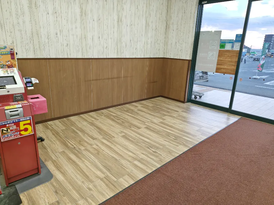 【ザ・ファクトリーニシムタ合志店】販促プロモーションや物販に利用可能なスーパーのフード館風除室にあるイベントスペースの画像