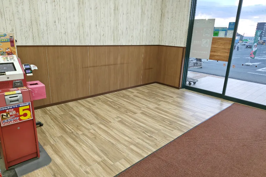【ザ・ファクトリーニシムタ合志店】販促プロモーションや物販に利用可能なスーパーのフード館風除室にあるイベントスペース