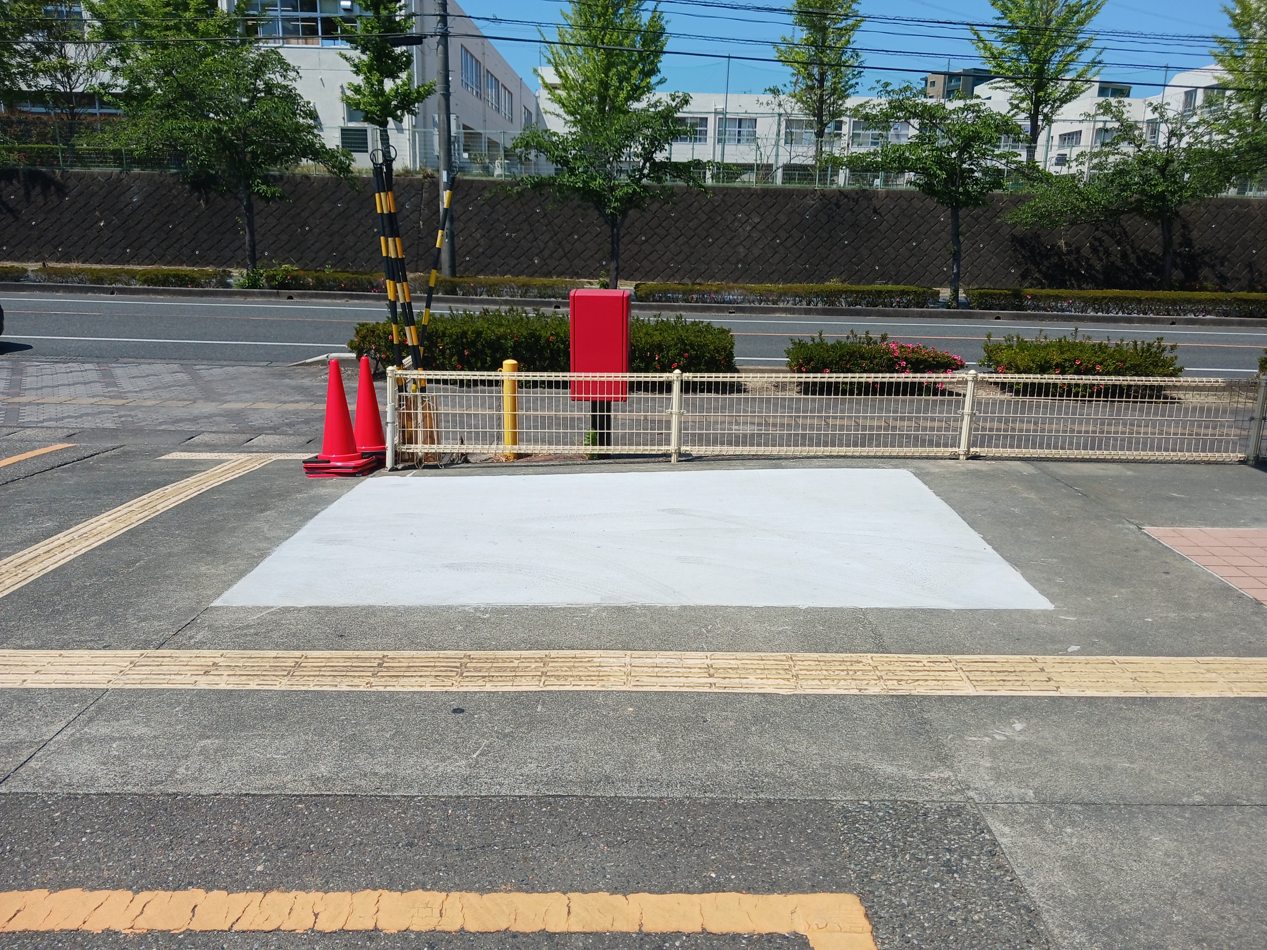 【レガネット美鈴の杜】C　正面玄関外側 物販やキッチンカー出店に最適なスーパー屋外催事イベントスペース