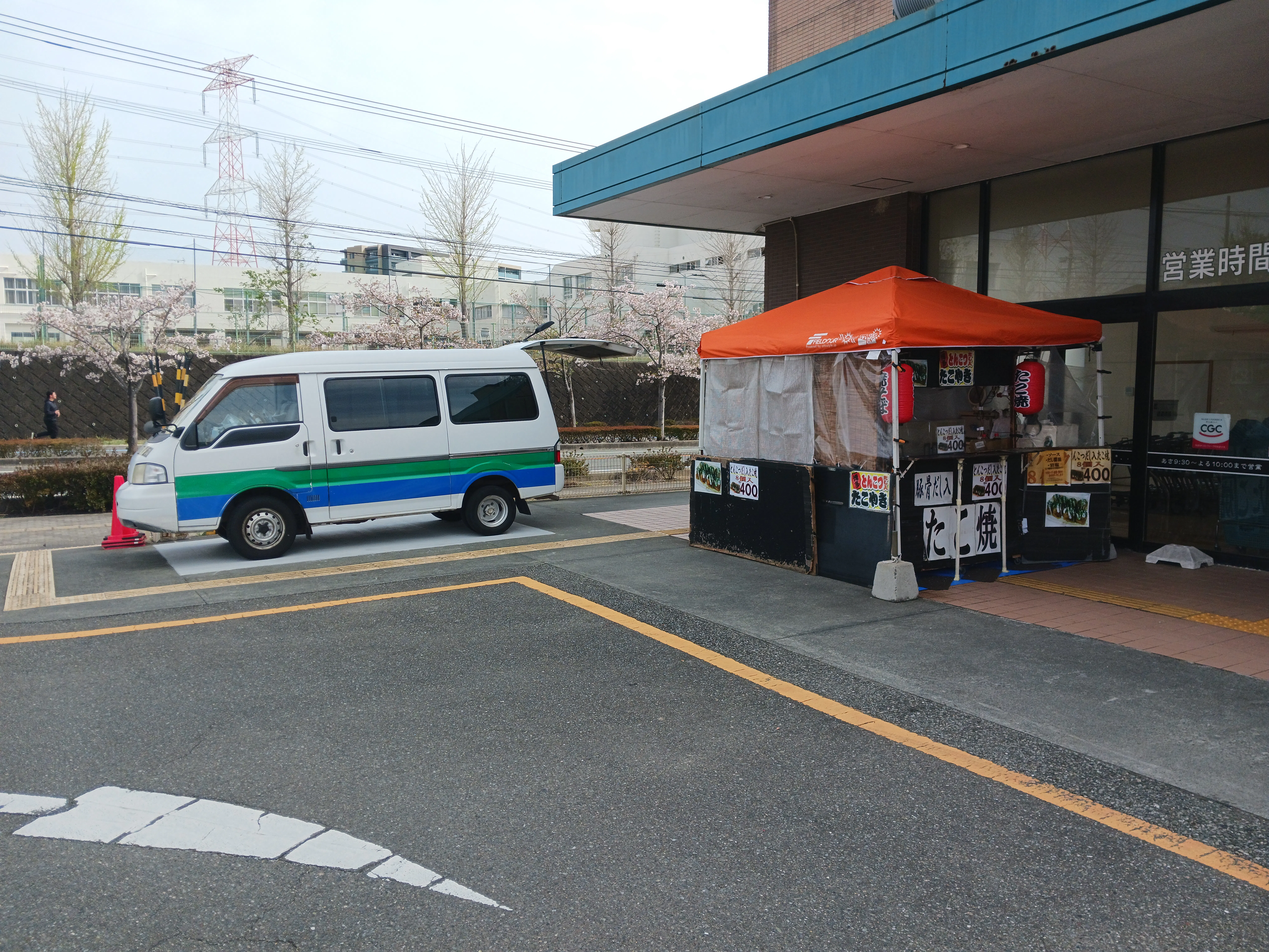 【レガネット美鈴の杜】C　正面玄関外側 物販やキッチンカー出店に最適なスーパー屋外催事イベントスペース