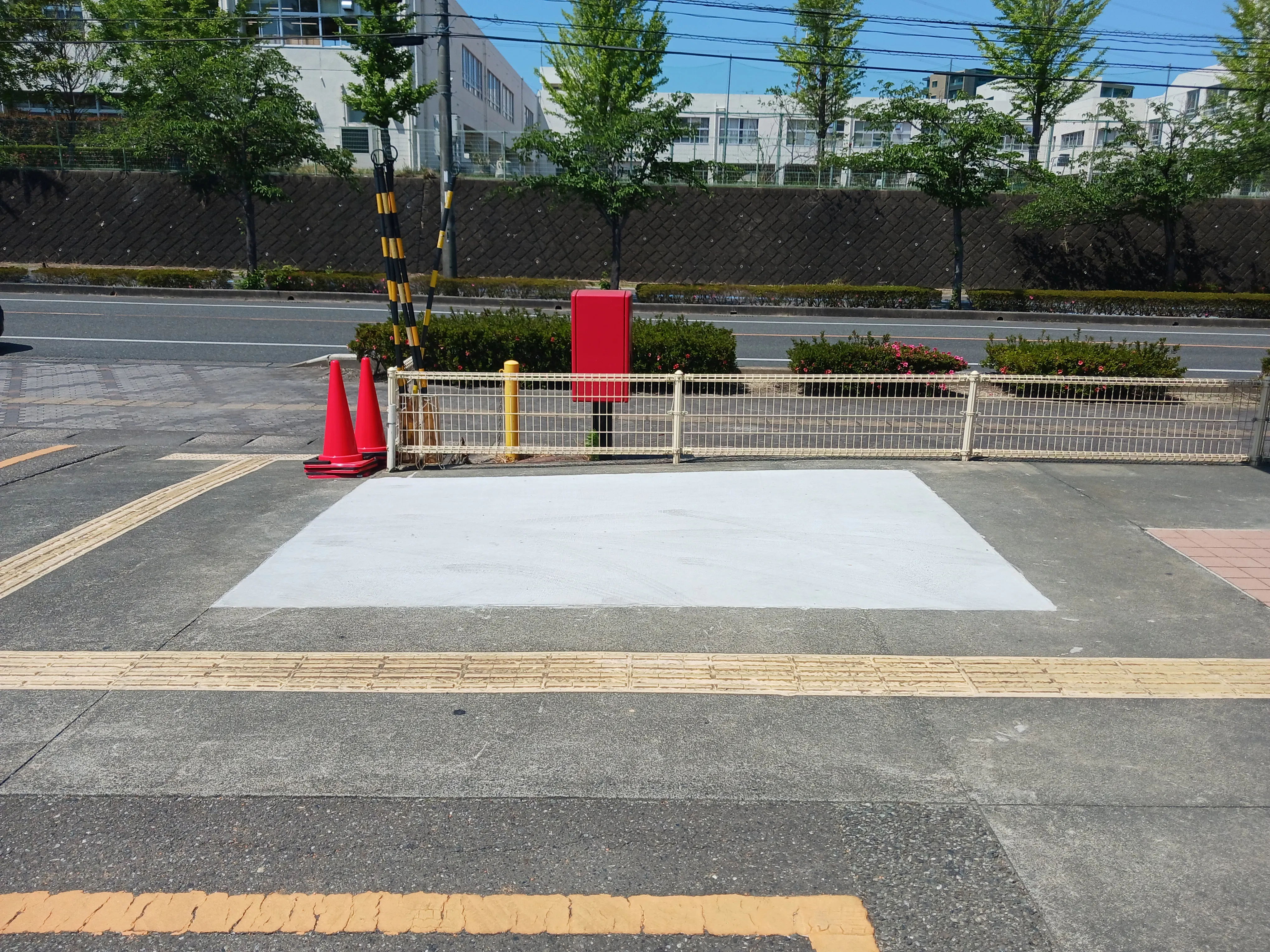【レガネット美鈴の杜】C　正面玄関外側 物販やキッチンカー出店に最適なスーパー屋外催事イベントスペース